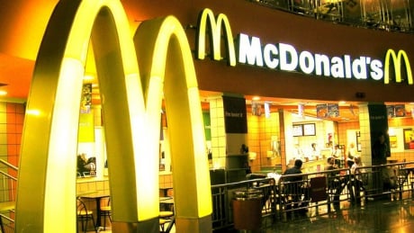 Angajari la McDonald's: Restaurantele din Germania cauta romani. Vezi ce salarii ofera